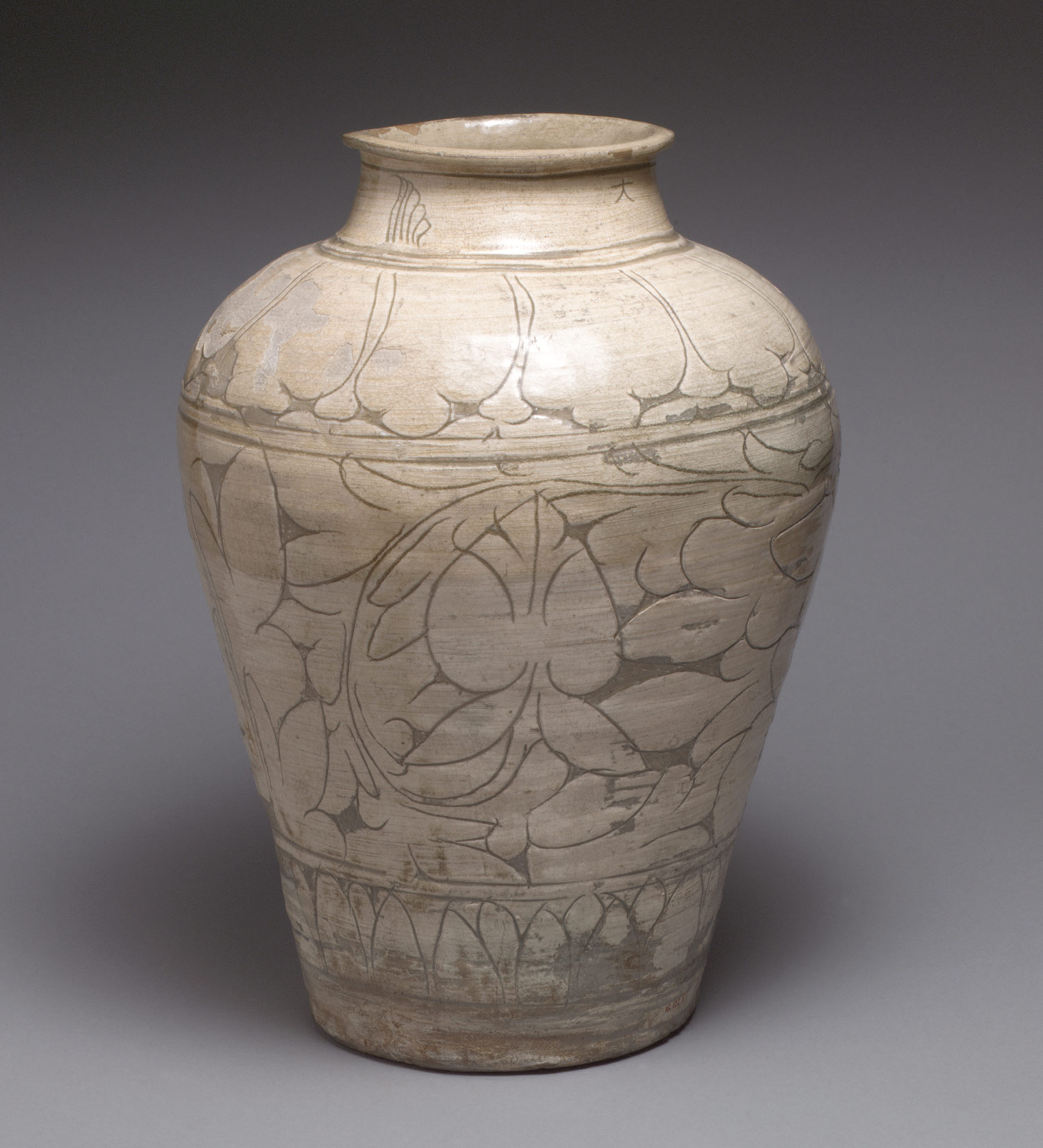 Large Korean stoneware jar from the Joseon dynasty, second half 15th century.