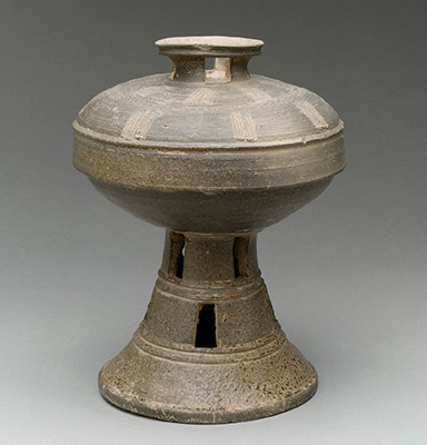 Pedestal dish with cover