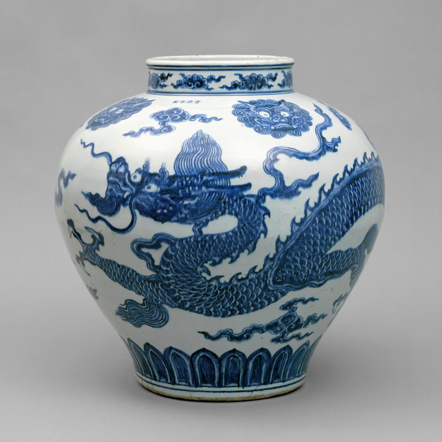 Jar with Dragon