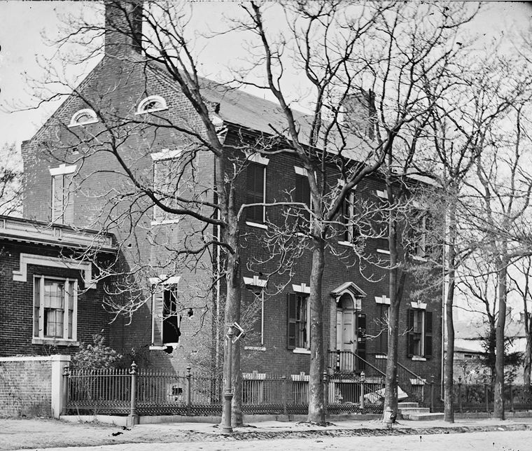 A street view of a house on Bollingbrook Street, Petersburg, Virginia. Courtesy of the Library of Congress.