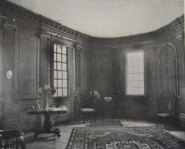 The parlor of the Marmion Room