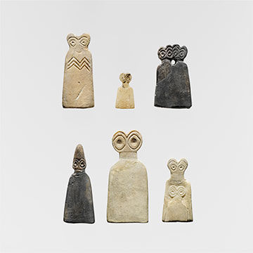 Figurines in white and black stone