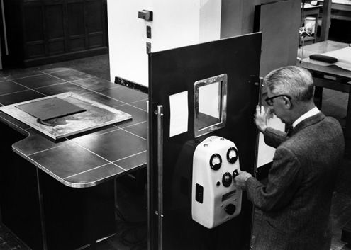 Murray Pease radiographing a painting, October 1954(?)