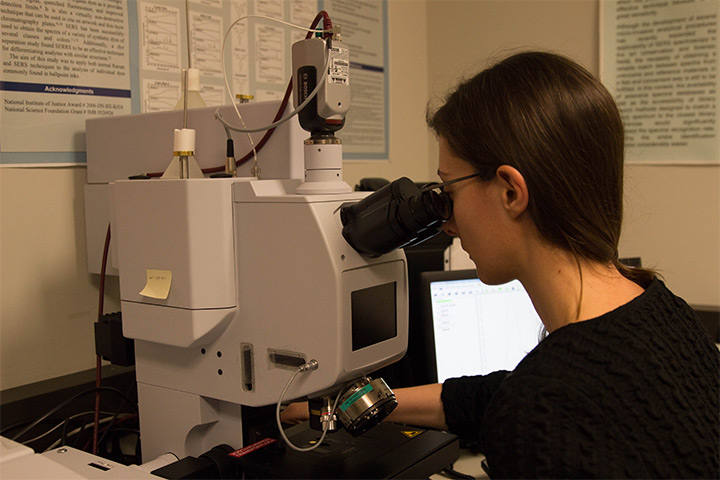 Clara Granzotto using a spectroscopy microscope