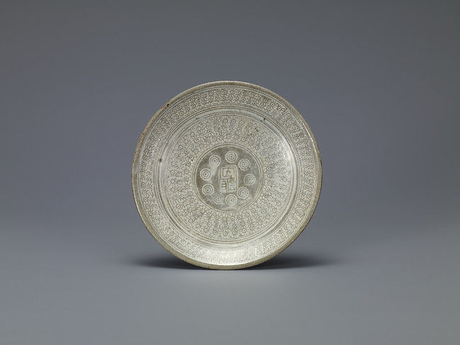 Dish with Decoration of Chrysanthemums