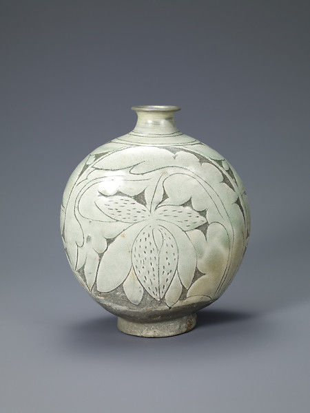 Flask-Shaped Bottle with Peony Decoration
