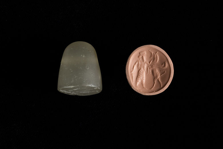 Stamp seal and modern impression showing the 