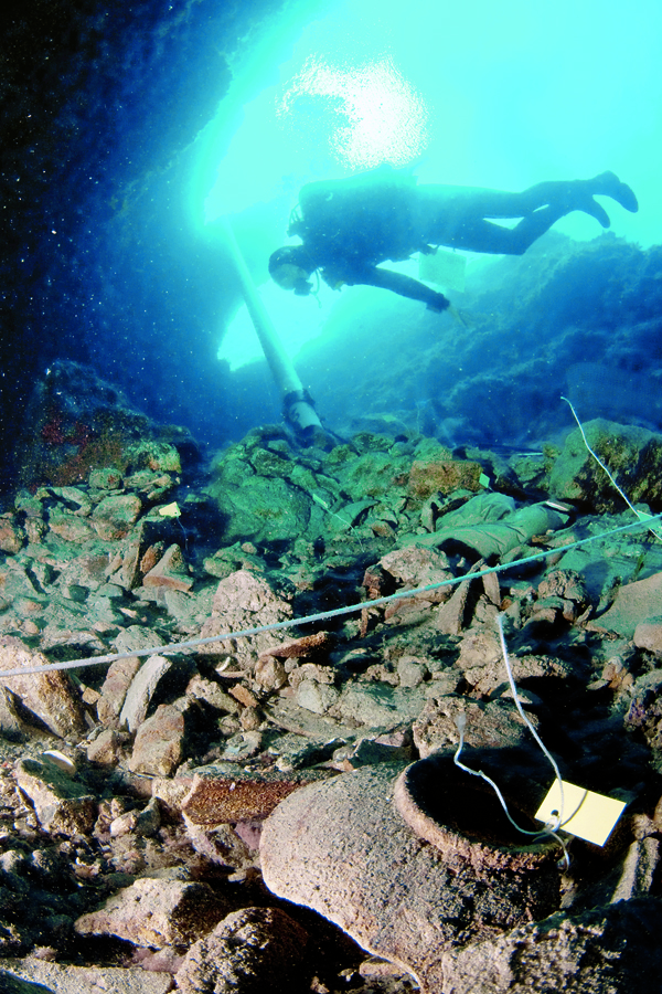 Archaeologist Neil Puckett preparing to excavate with airlift in crevice. Bajo de la Campana, 2011. © Institute of Nautical Archaeology, College Station, Texas. Photograph by Susan H. Snowden, 2011