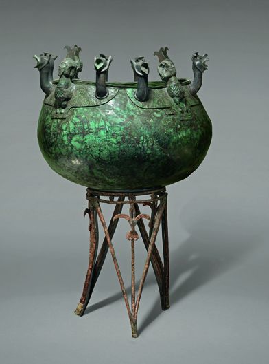 Cauldron with griffin and siren attachments