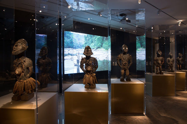 Gallery 5, showing Mangaaka figures