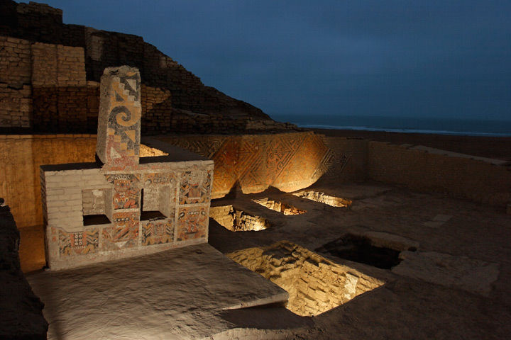 Photo of Huaca Cao Viejo at night