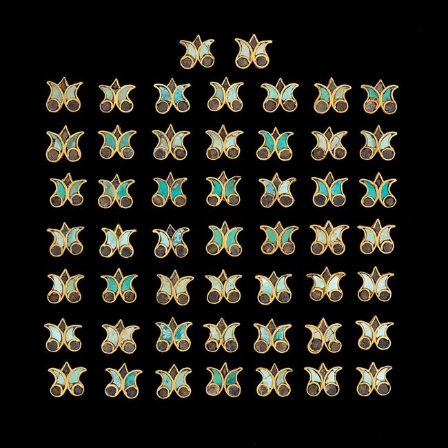 Appliqués in the shape of lotuses