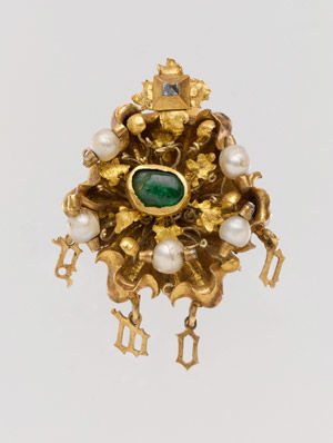 Jewel with Gold Letters Spelling "Amor"