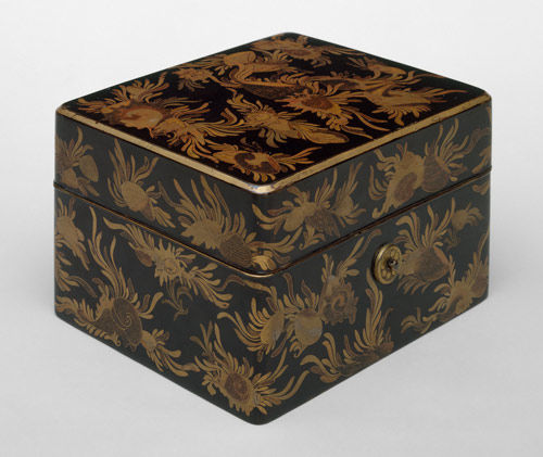 Box with Design of Shells and Seaweed