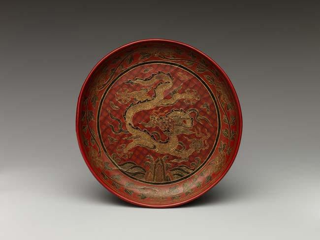 Circular dish with dragon