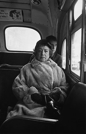 写真　Diane Arbus Diane Arbus | Woman with a locket in Washington Square Park