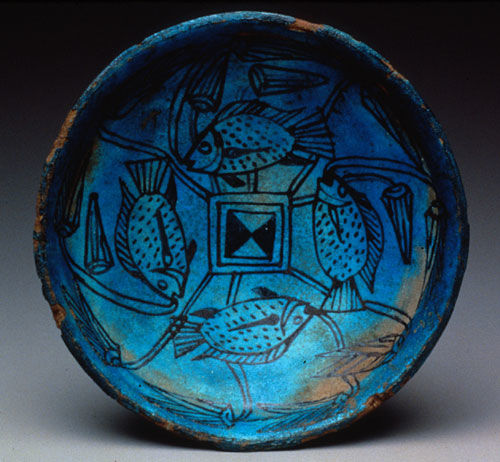 Bowl with fish around a central pool