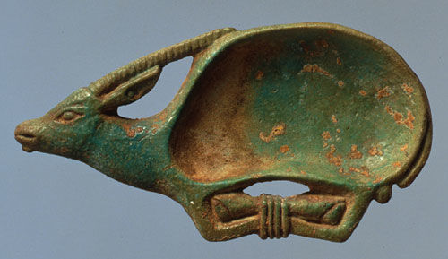 Cosmetic dish in the shape of an oryx