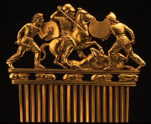 Comb with battle scene (detail)