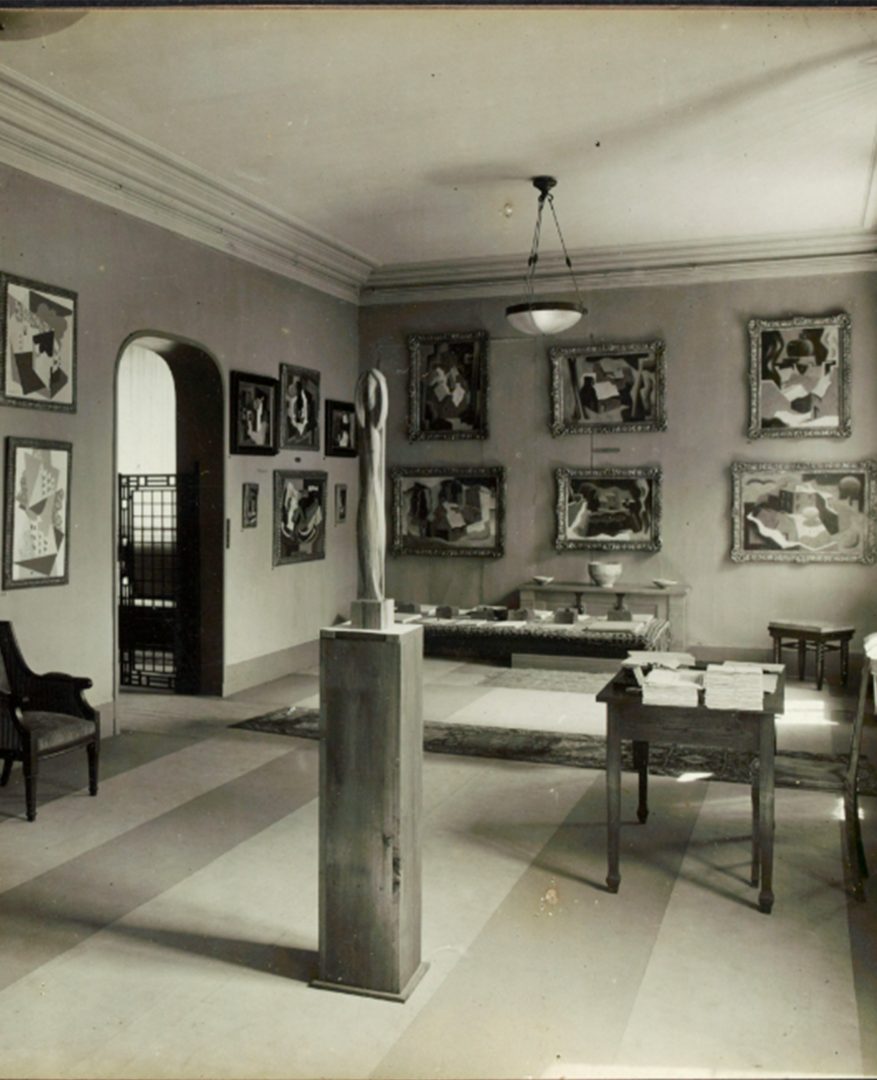 Black and white photograph of a group exhibition of works from Galerie de l’Effort Moderne in 1921