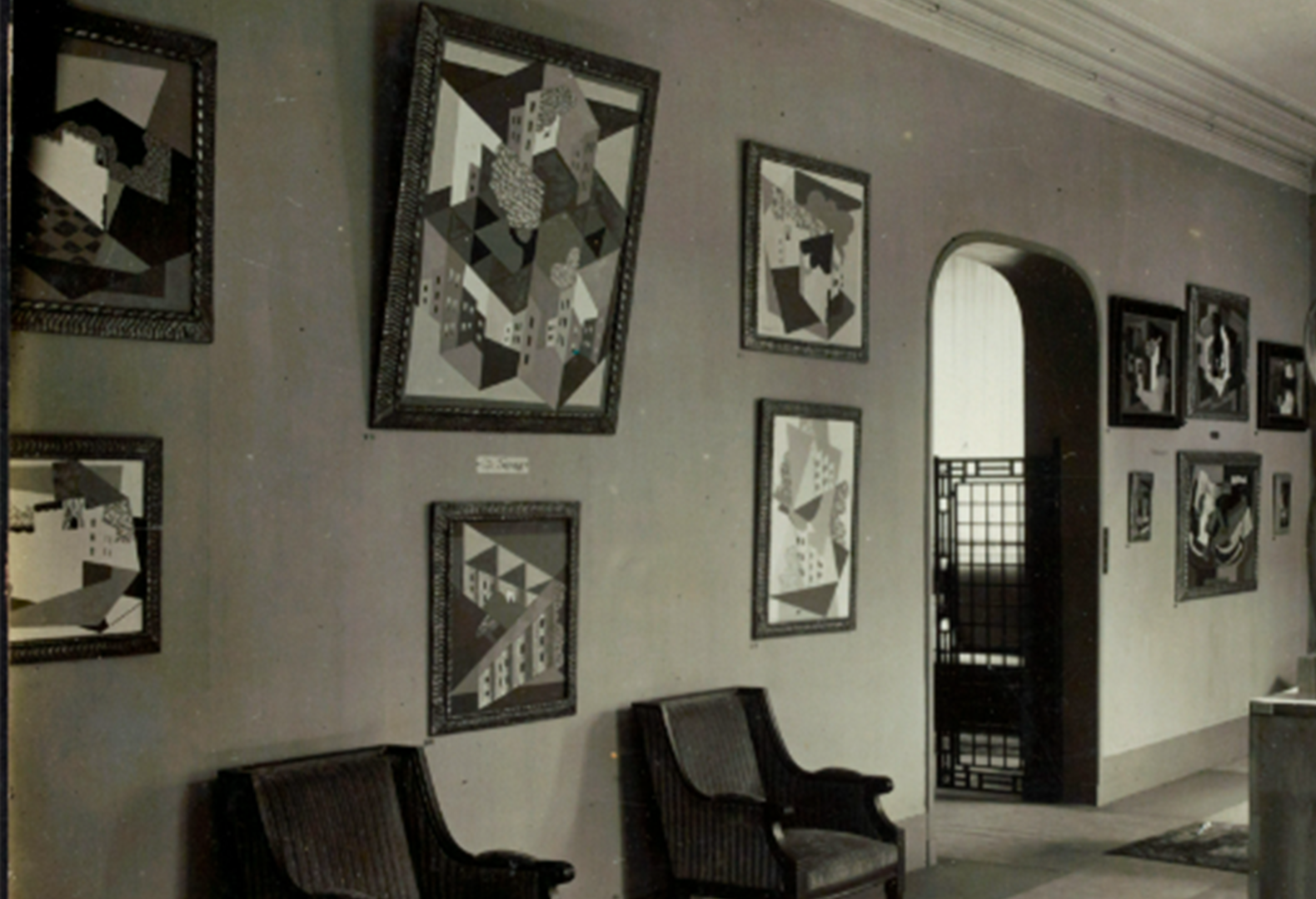 Black and white photo of a wall from a group exhibition of works at Galerie de l’Effort Moderne in 1921