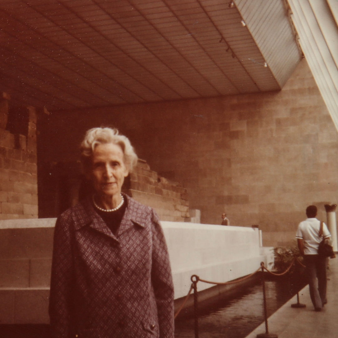 Portrait of Anita Reinhard in front of the Temple of Dendur