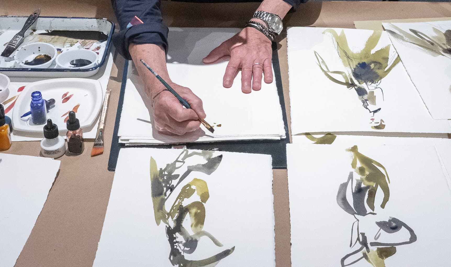 Hands of artist Bil Donovan creating a fashion illustration