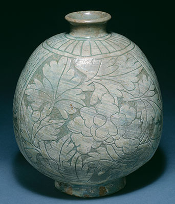 Flask-shaped bottle with decoration of peonies