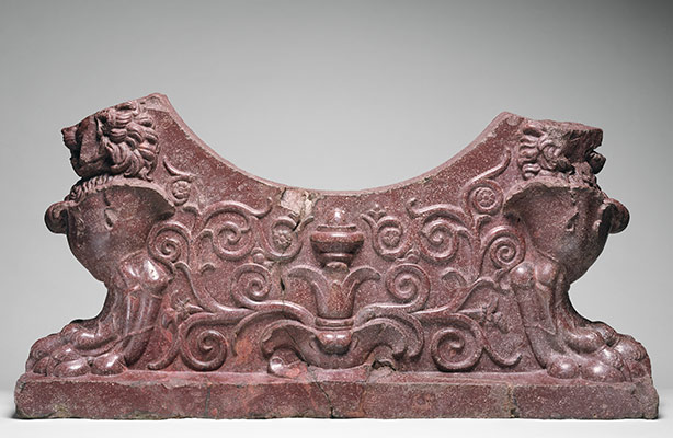 Porphyry support for a water basin