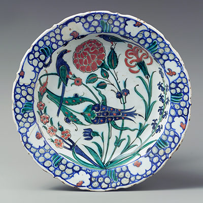 Dish depicting two birds among flowering plants