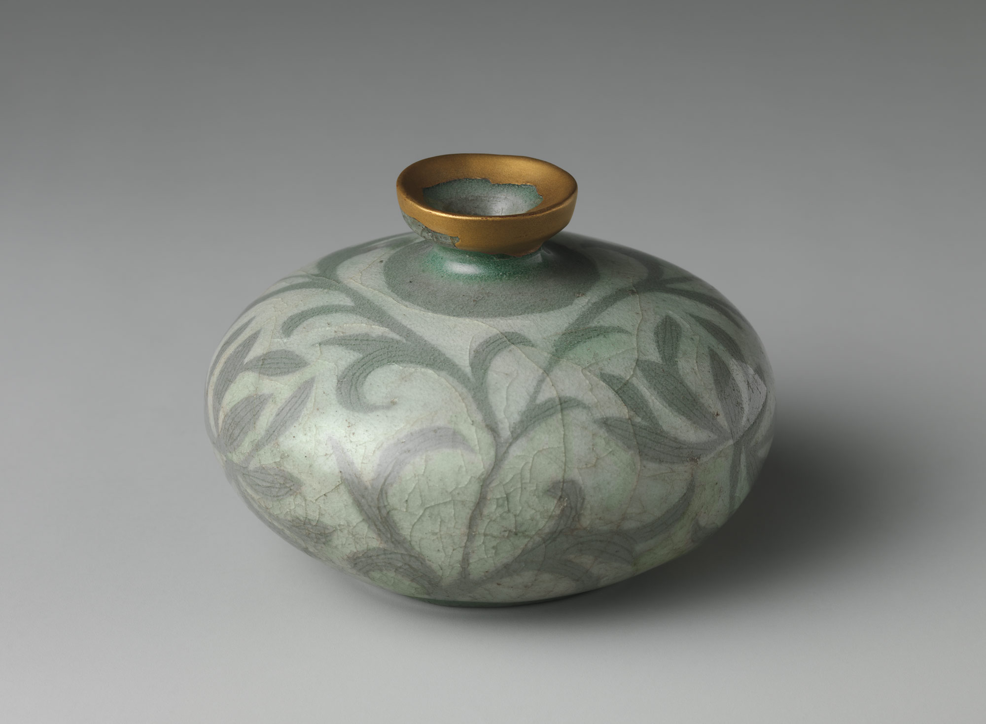 Oil bottle with decoration of peony leaves