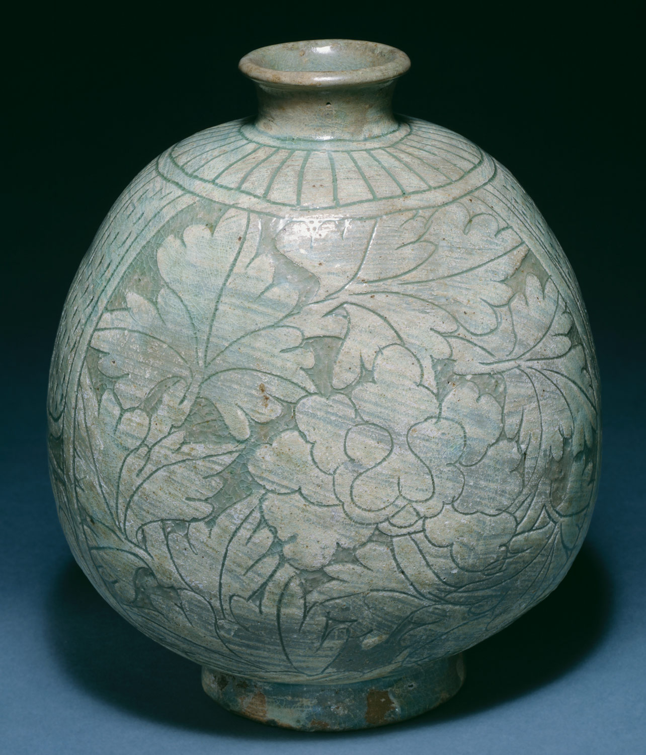 Flask-shaped bottle with decoration of peonies