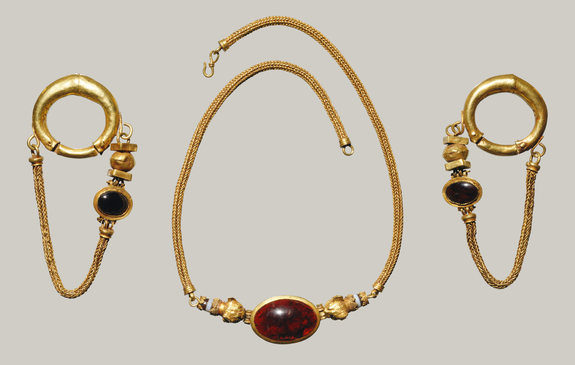 Golden earrings - an ornament with a centuries-old history Golden earrings - an ornament with a centuries-old history